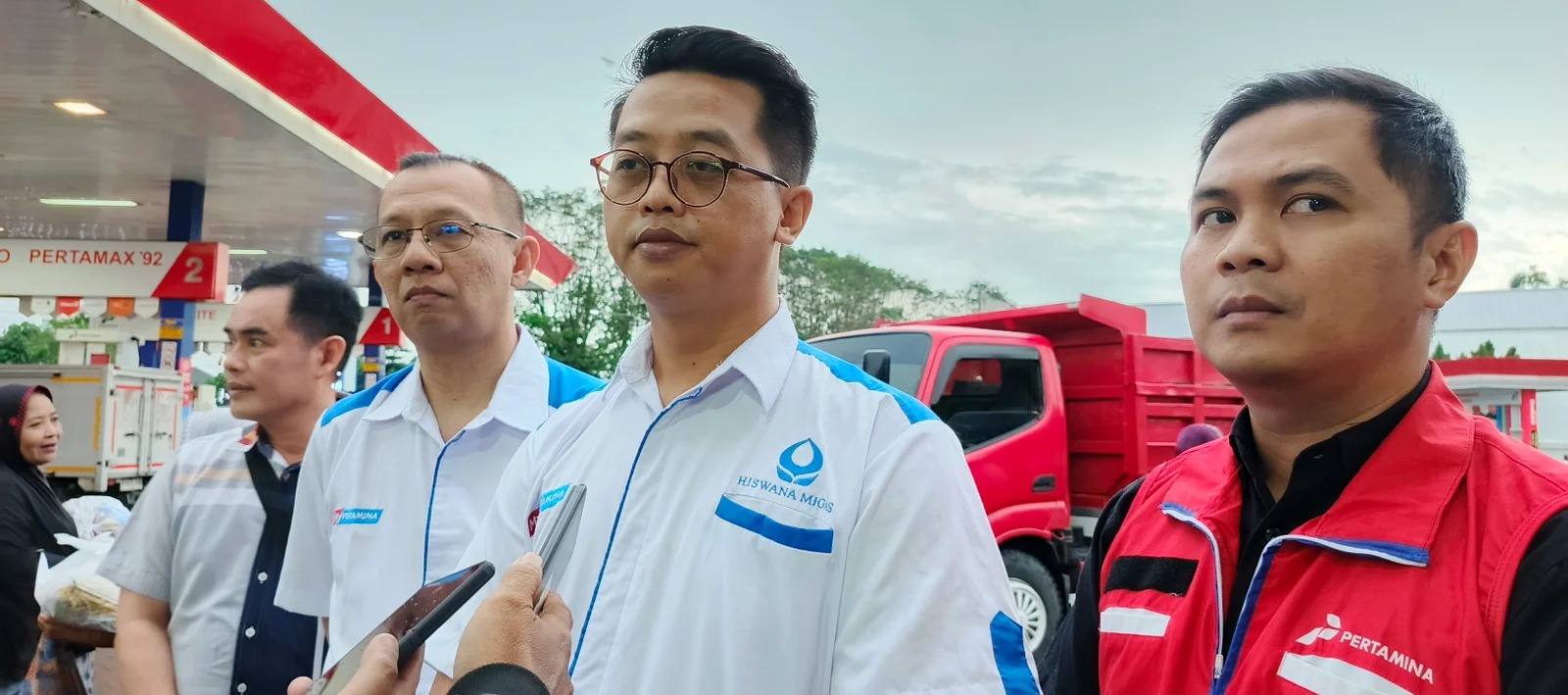 TETAP DIKONTROL: Ketua Hiswana Migas Besuki, Ikbal Wilda Fardana memberi penjelasan mengenai stok gas elpiji yang aman.