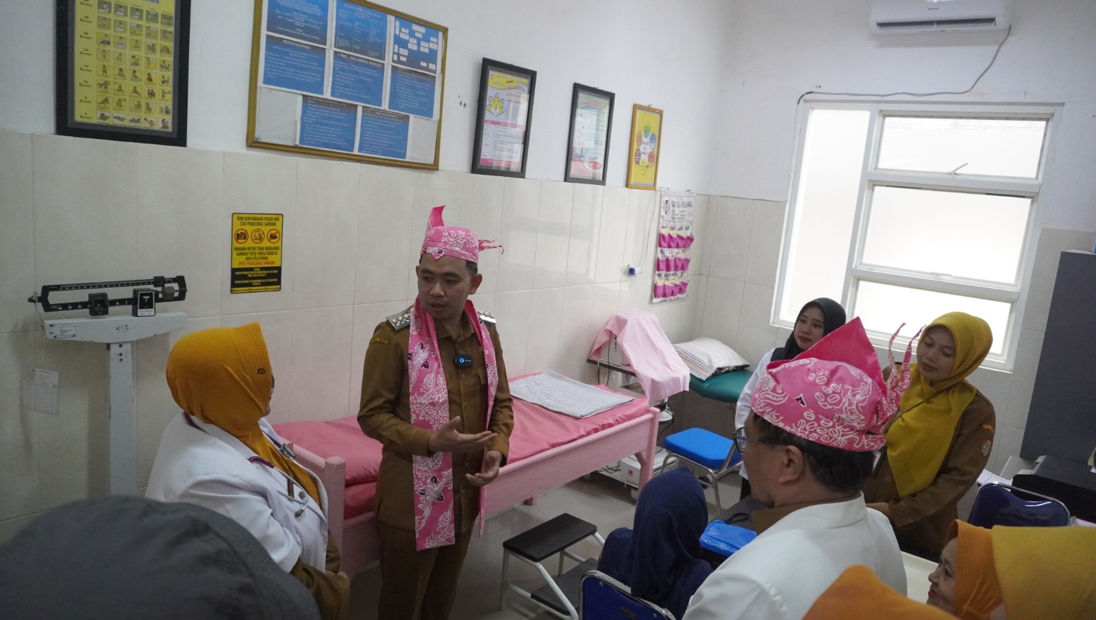 CEK PELAYANAN: Bupati Fawait saat meninjau pelayanan dan fasilitas di Puskesmas Sabrang, Ambulu, saat melangsungkan program Bunga Desaku jilid 3 di Kecamatan Ambulu, pekan lalu (27/7).