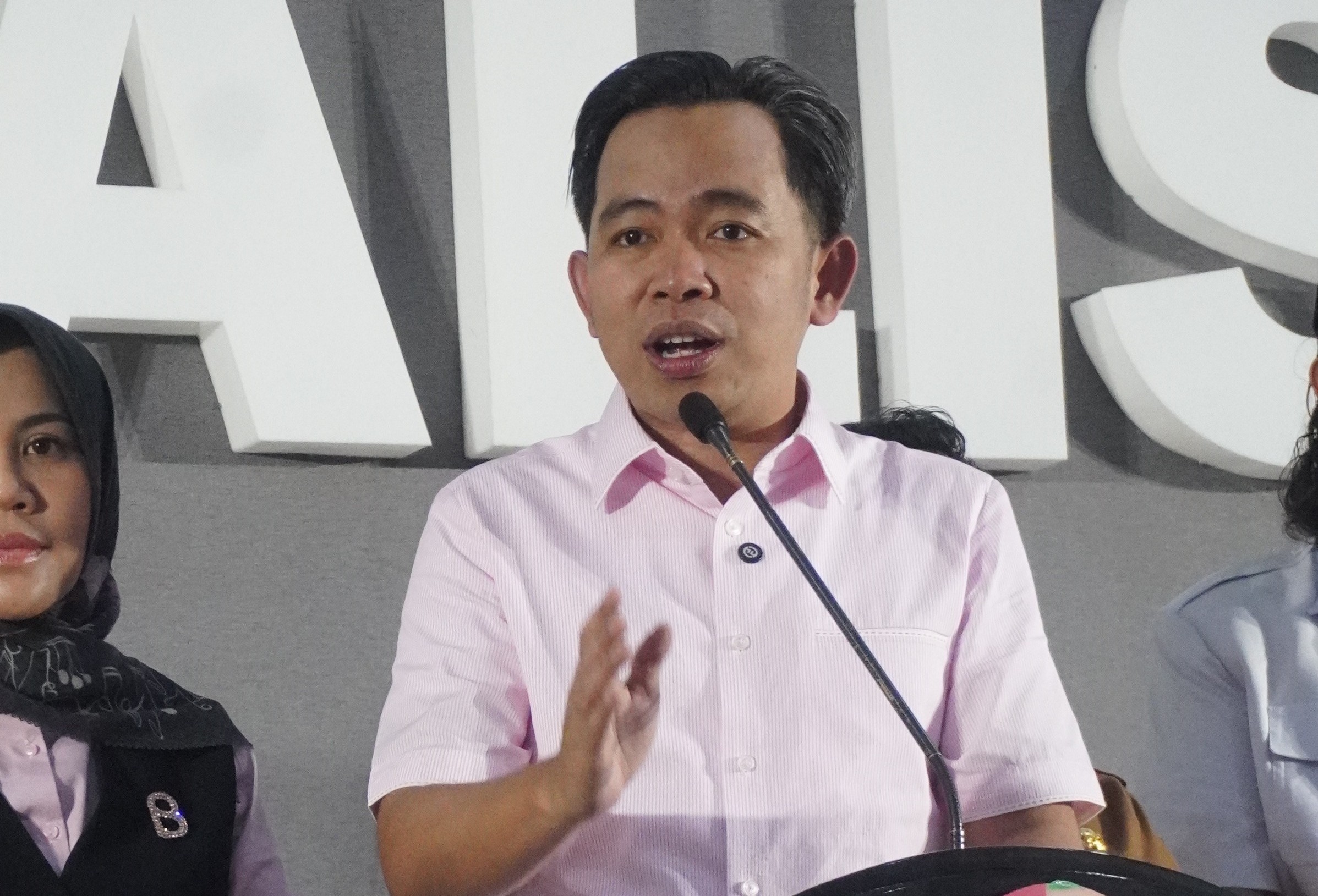 "Kritik itu vitamin. Kita, buktikan dengan kinerja, makin dicaci, makin giat bekerja. Makin dihina, tunjukkan dengan prestasi." MUHAMMAD FAWAIT, Bupati Jember.