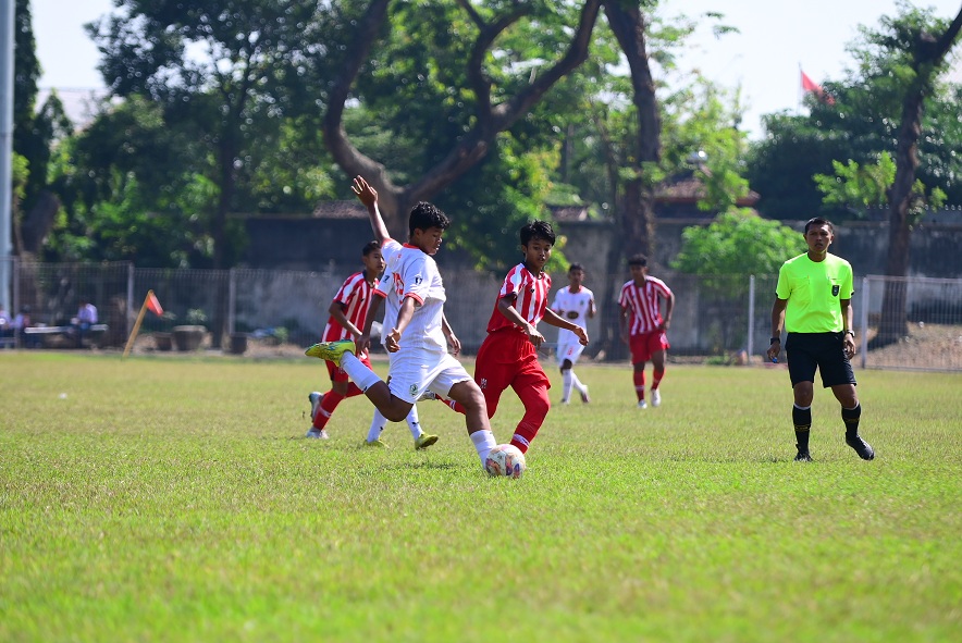 KOMPETISI: Pordes FC (putih) saat bertanding melawan Akademi Deltras FC Sidoarjo pada babak 10 besar Piala Soeratin Jatim U-15. Pada pertandingan tersebut Pordes kalah dengan skor 3-0.