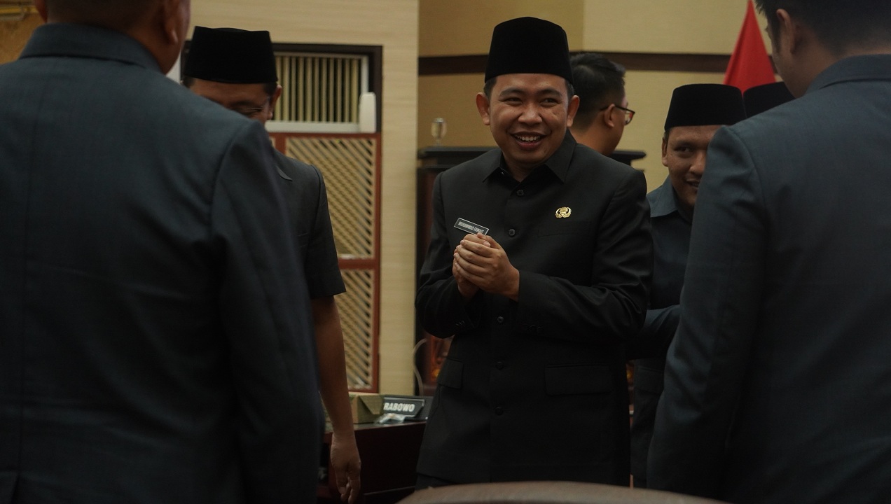 SALING SAPA: Bupati Jember Muhammad Fawait berpamitan ke sejumlah anggota DPRD Jember usai rapat paripurna.