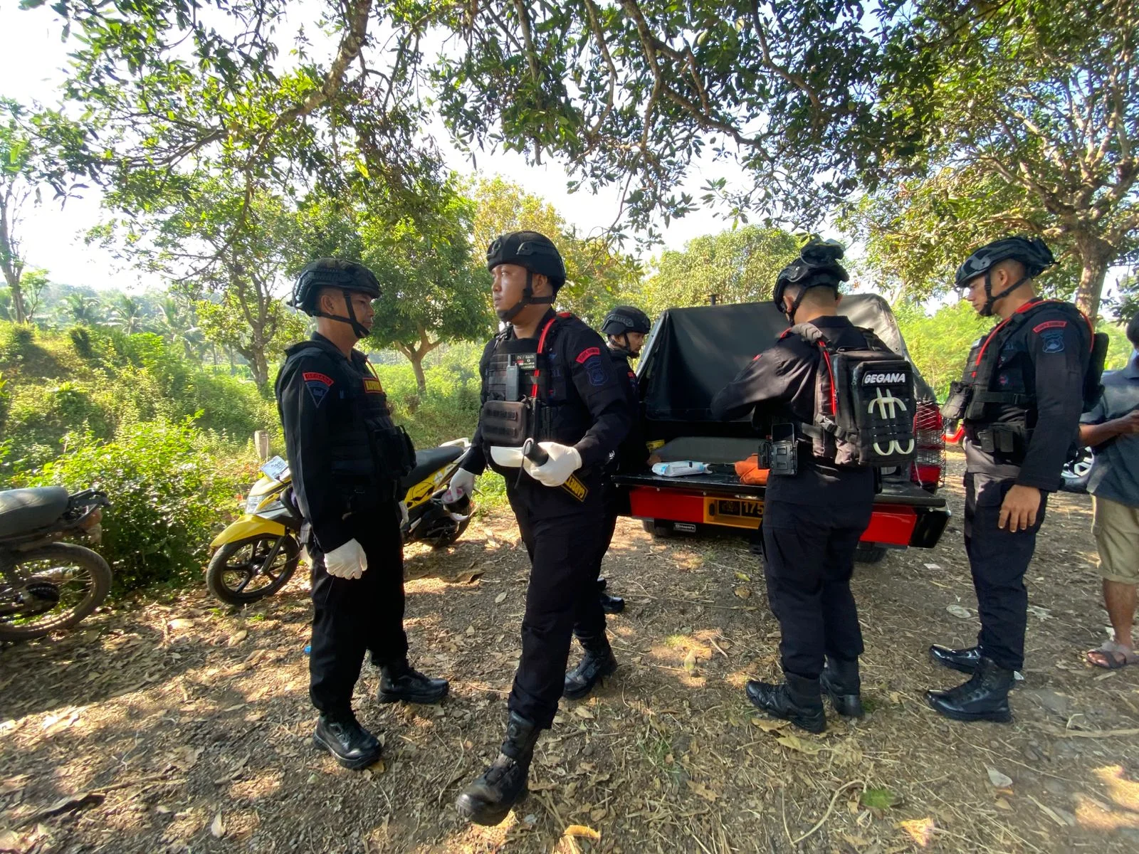 DIBATASI: Tim Gegana Brimob Polda Jatim melakukan olah TKP di tempat penemuan benda diduga granat, kemarin