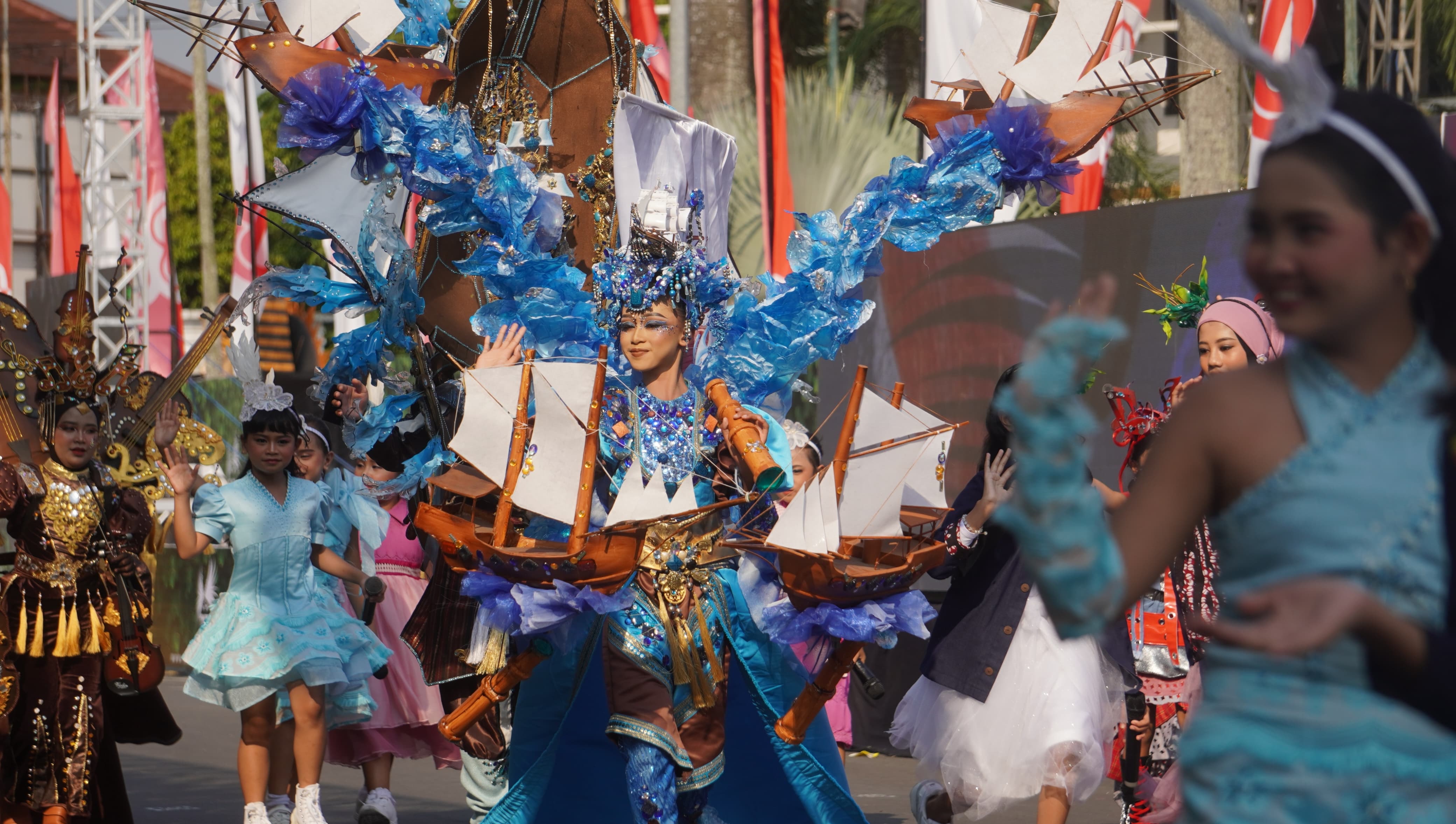 Defile pinisi pada pembukaan JFC Jumat 8/8 (Yulio/Radar Jember)