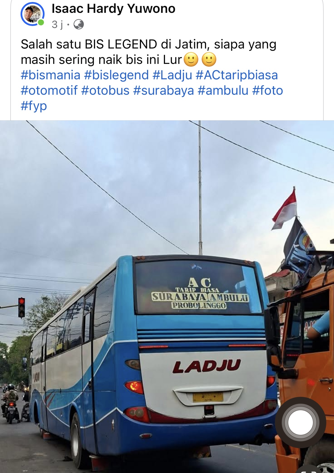 Tangkap layar kendaraan truk besar memasang bendera one piece.