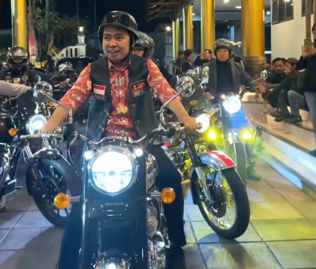 SAMBUT HANGAT: Bupati Jember Muhammad Fawait menyambut Komunitas RoRI, yang merayakan anniversary ke-9, di pendapa bupati. Gus Fawait juga mencoba menunggangi motor legendaris, Royal Enfield.