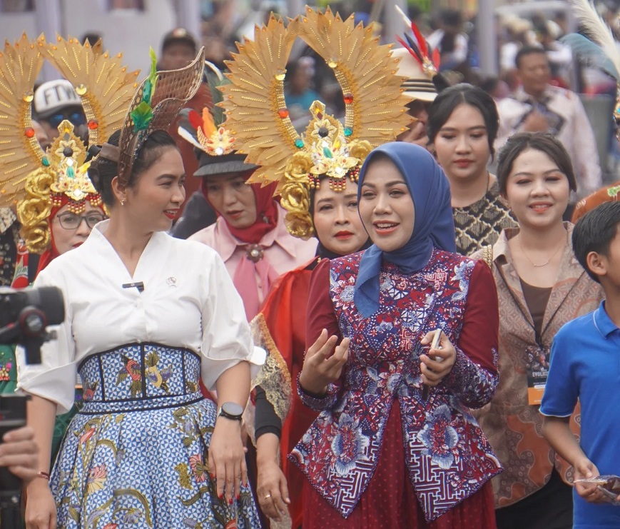 ANTUSIAS: Wamenpar Ni Luh Puspa dan Ketua TP PKK Jember Ghyta Eka hadir di tengah-tengah JFC.