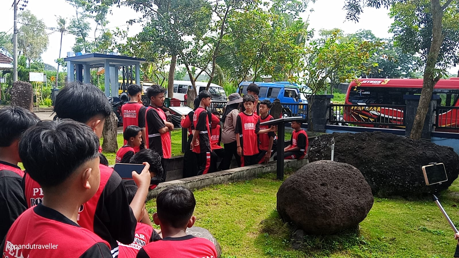 KAYA SEJARAH: Sejumlah koleksi benda megalitik yang ada di PIMB, Desa Pekauman, Kecamatan Grujugan ketika dikunjungi oleh sejumlah siswa untuk belajar pra sejarah.