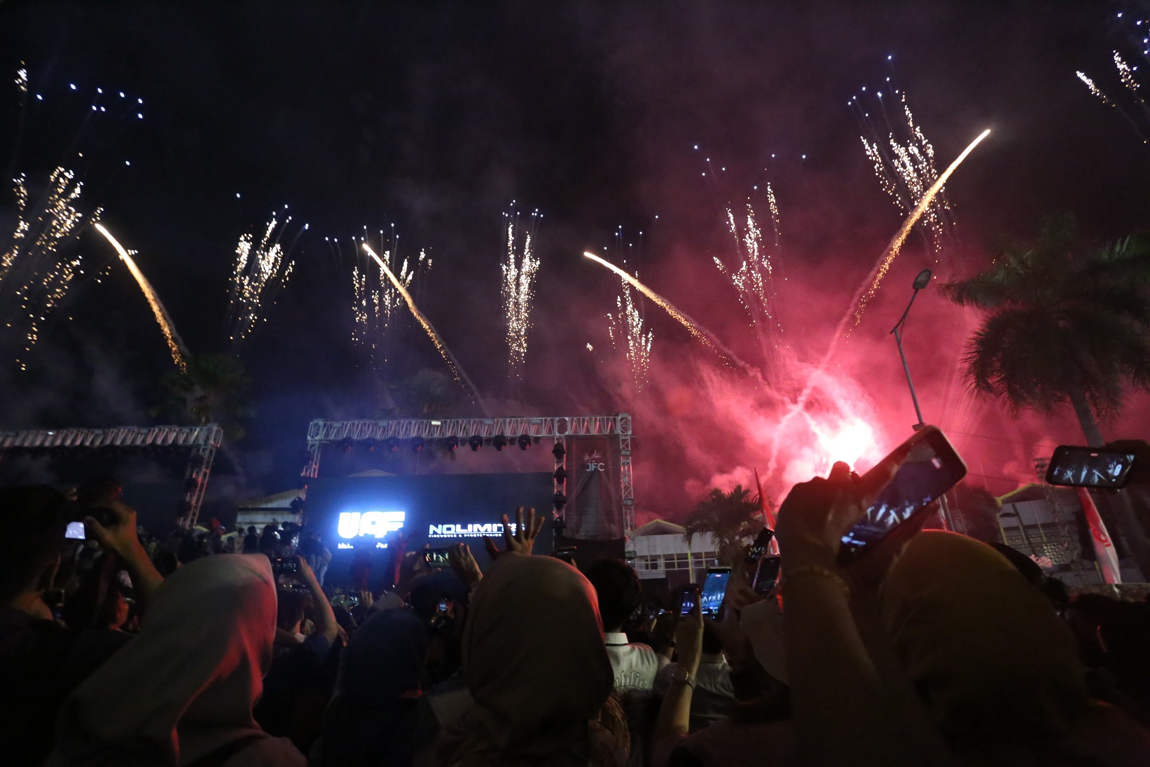 GEMERLAP: Pesta hanabi di tengah gelaran JFC, Sabtu malam (9/8).