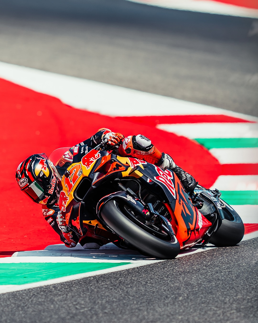 Maverick Vinales mengaku kerap mengingat masa-masa ketika mengalahkan para legenda MotoGP, Valentino Rossi, Jorge Lorenzo, dan Dani Pedrosa, demi dongkrak mentalnya.