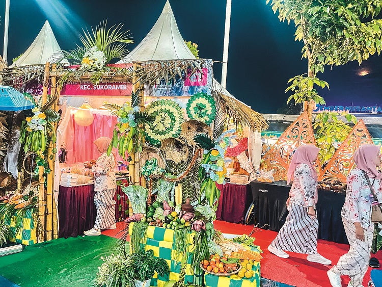 KETIBAN BERKAH: Para pelaku UMKM hingga PKL yang turut memburu cuan saat perhelatan JFC 2025.
