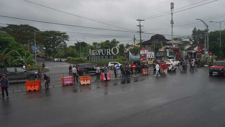 DITUTUP: Penutupan Simpang Empat Argopuro, akhir Juni lalu. Setelah berjalan lebih dari sebulan, penutupan rencananya dilakukan permanen.