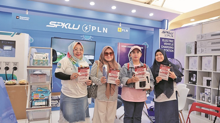 PROMO MENARIK: Masyarakat cukup antusias datang ke booth PLN dalam ajang JFC, 8-10 Agustus kemarin. Pada  HUT Kemerdekaan RI, PLN memberikan diskon 50 persen untuk tambah daya.