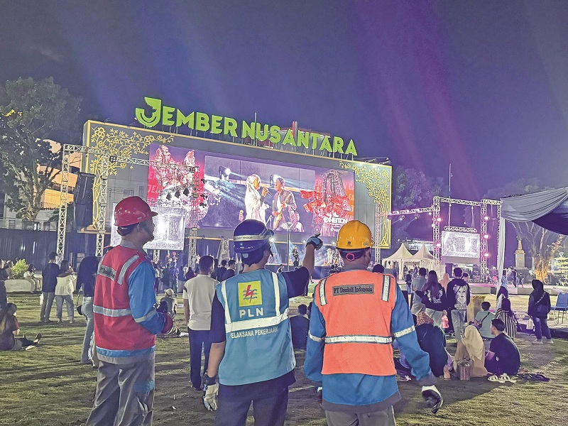JANTUNG KOTA: Petugas PLN UP3 Jember terus bertugas untuk memastikan pasokan listrik selama JFC 2025 aman.