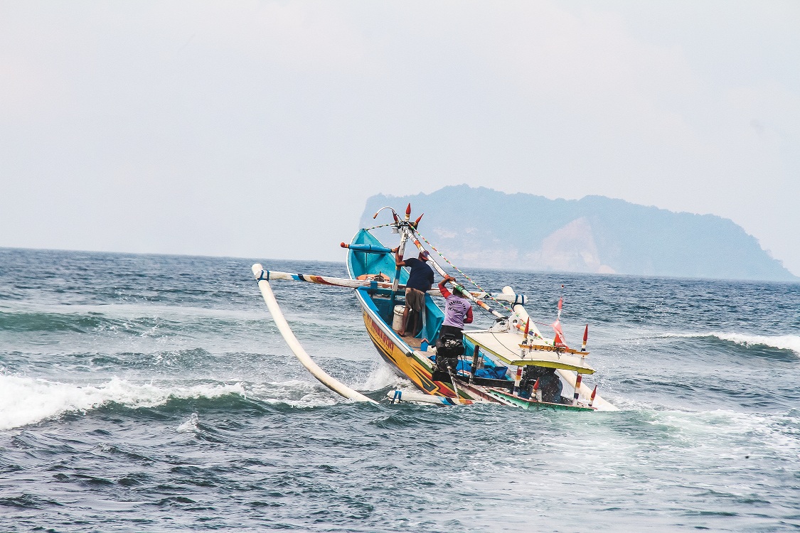 KERJA LAGI: Nelayan Dusun Getem dan Kalimalang, Desa Mojomulyo, Kecamatan Puger, berjuang di tengah ganasnya ombak demi berburu ikan, kemarin.