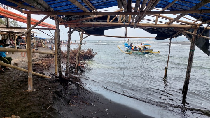 TERUS BERKURANG: Warung milik warga di Dusun Getem, Desa Mojomulyo, Kecamatan Puger terus berkurang karena dihantam gelombang besar.