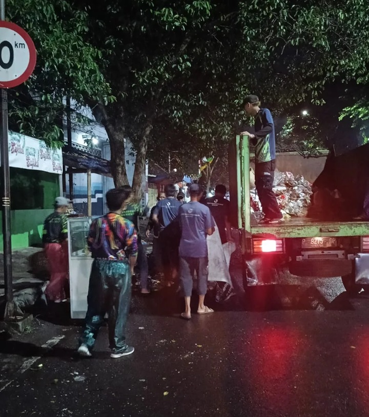 BERSIH-BERSIH: Petugas DLH dan Relawan kebersihan JFC bergotong royong membersihkan sampah di jalanan.