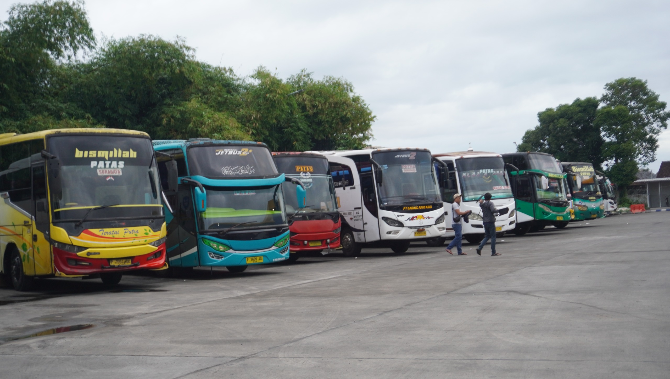Suasana di Terminal Tawang Alun Jember, sebagian besar PO hanya melayani pemberangkatan dari arah Jember - Surabaya. Selebihnya merupakan bus rute antarkota antarprovinsi. (Foto. Maulana/Radar Jember)