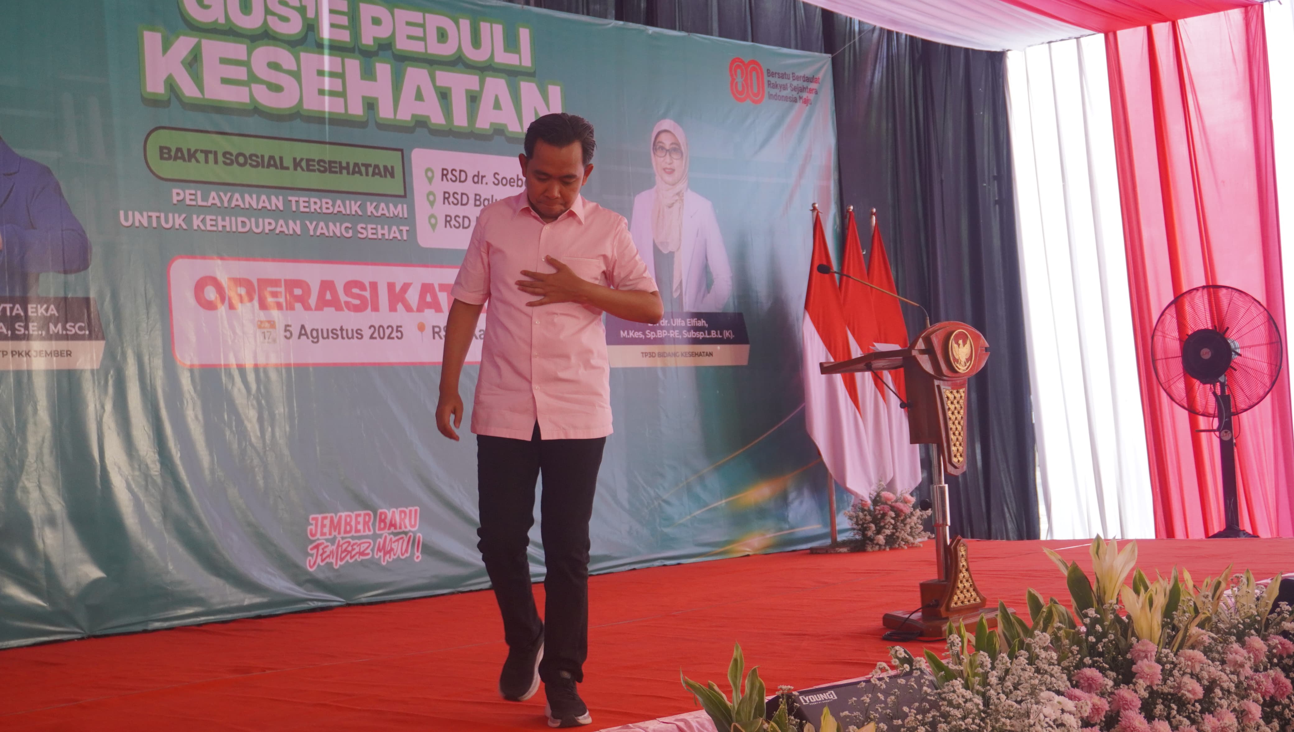 Bupati Jember Muhammad Fawait, di sela-sela melakukan bakti sosial kesehatan dengan membuka operasi katarak, di RSD Kalisat, Jember (5/8/2025) (Foto. Maulana/Radar Jember)