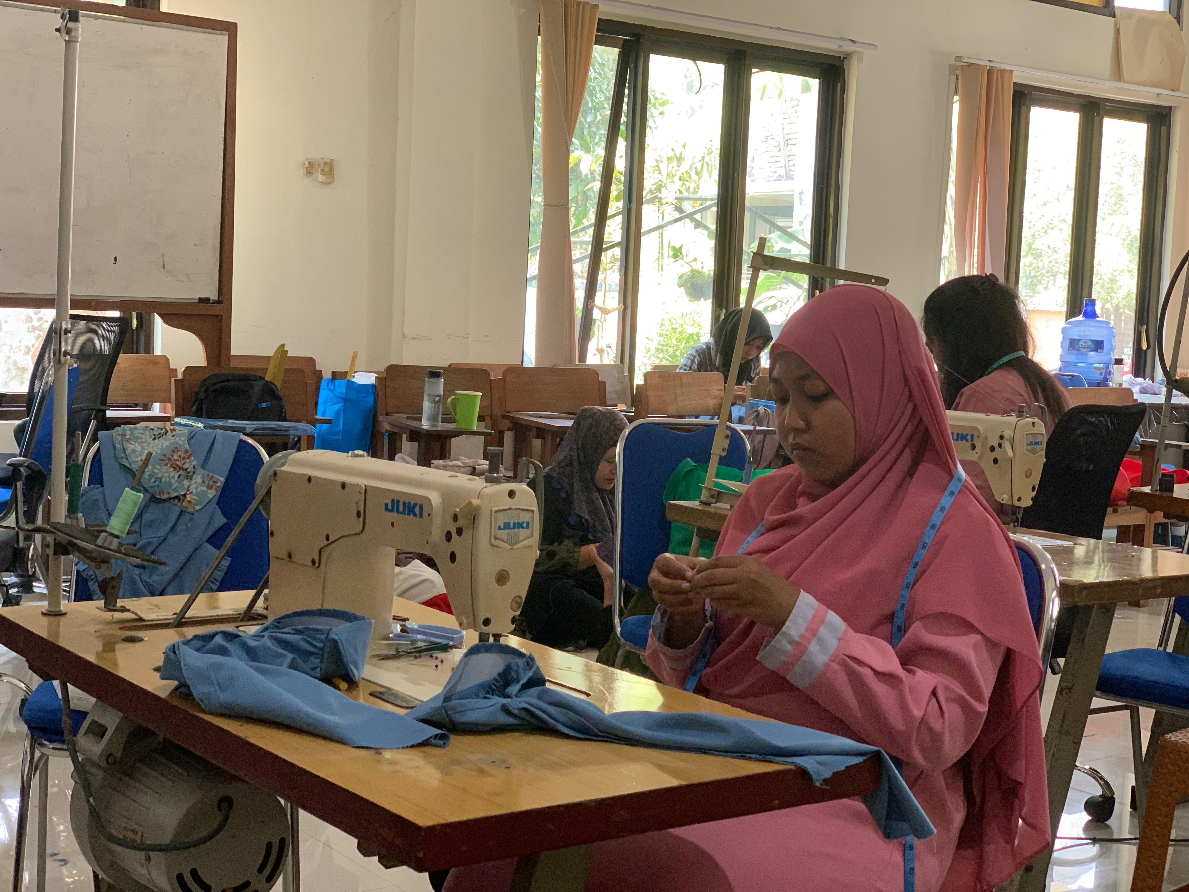 BEKALI: Pemkab setempat fasilitasi pelatihan keterampilan menjahit muda-mudi  di Lumajang. (ADE APRYANIS/RAME)
