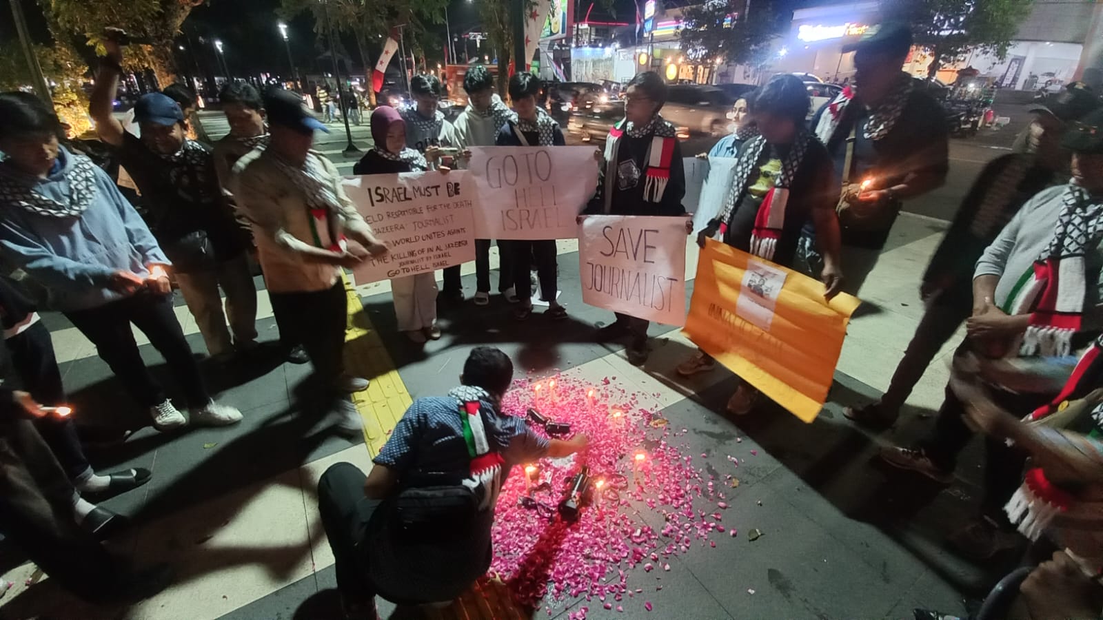 Aksi solidaritas Ikatan Jurnalis Televisi Indonesia (IJTI) Wilayah Tapalkuda sebagai bentuk protes keras terhadap pembunuhan lima jurnalis di wilayah konflik Gaza, Palestina