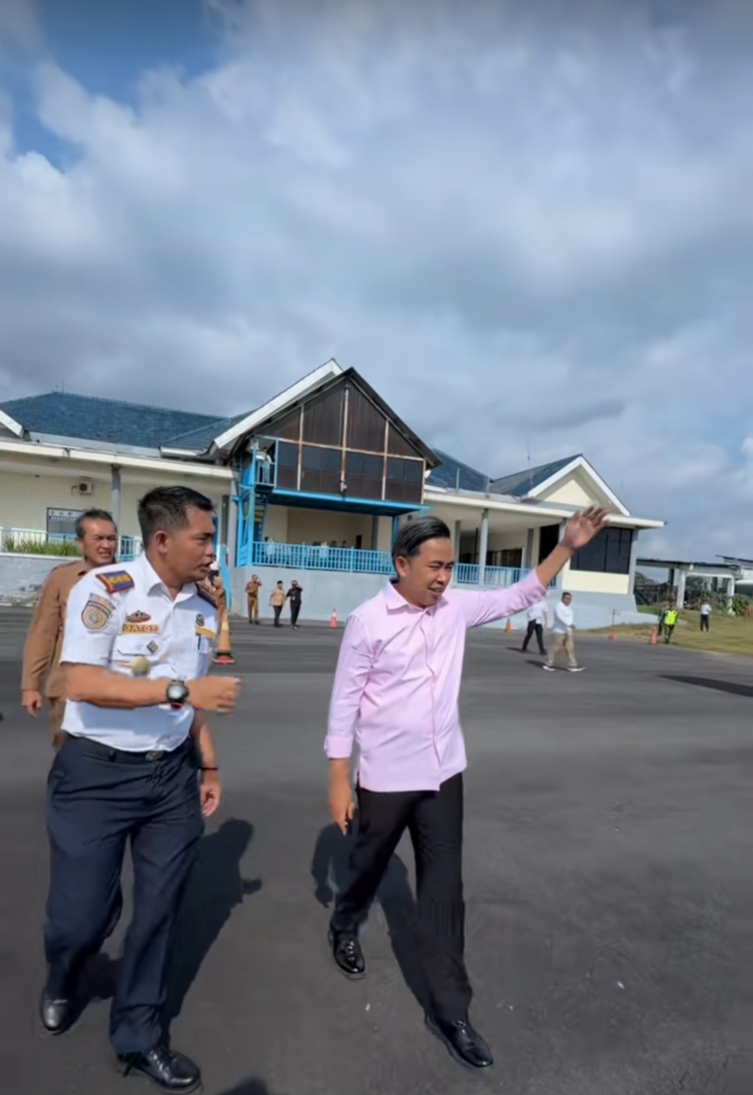 PASTIKAN KELAYAKAN: Bupati Jember Muhammad Fawait mengecek kesiapan Bandara Notohadinegoro sebelum soft launching penerbangan perdana dengan rute baru, Jember-Jakarta.
