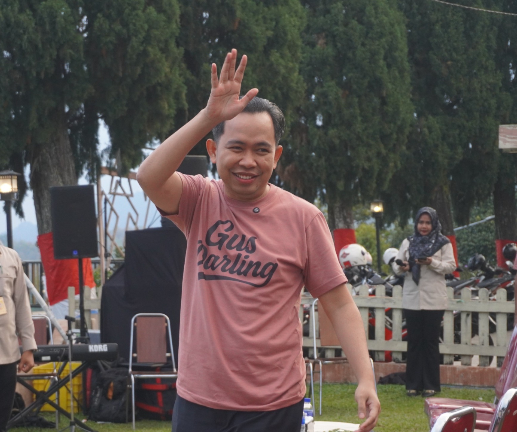 Bupati Jember Muhammad Fawait saat mengenakan kaos bertuliskan &ldquo;Gus Darling&rdquo; (Foto. Maulana/Radar Jember)