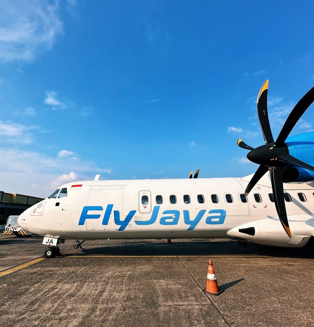 Pesawat Fly Jaya saat melayani penerbangan Jakarta - Yogyakarta. Kini, maskapai ini dikabarkan segera mengudara melalui Bandara Notohadinegoro Jember. (Foto. Instagram Fly Jaya)