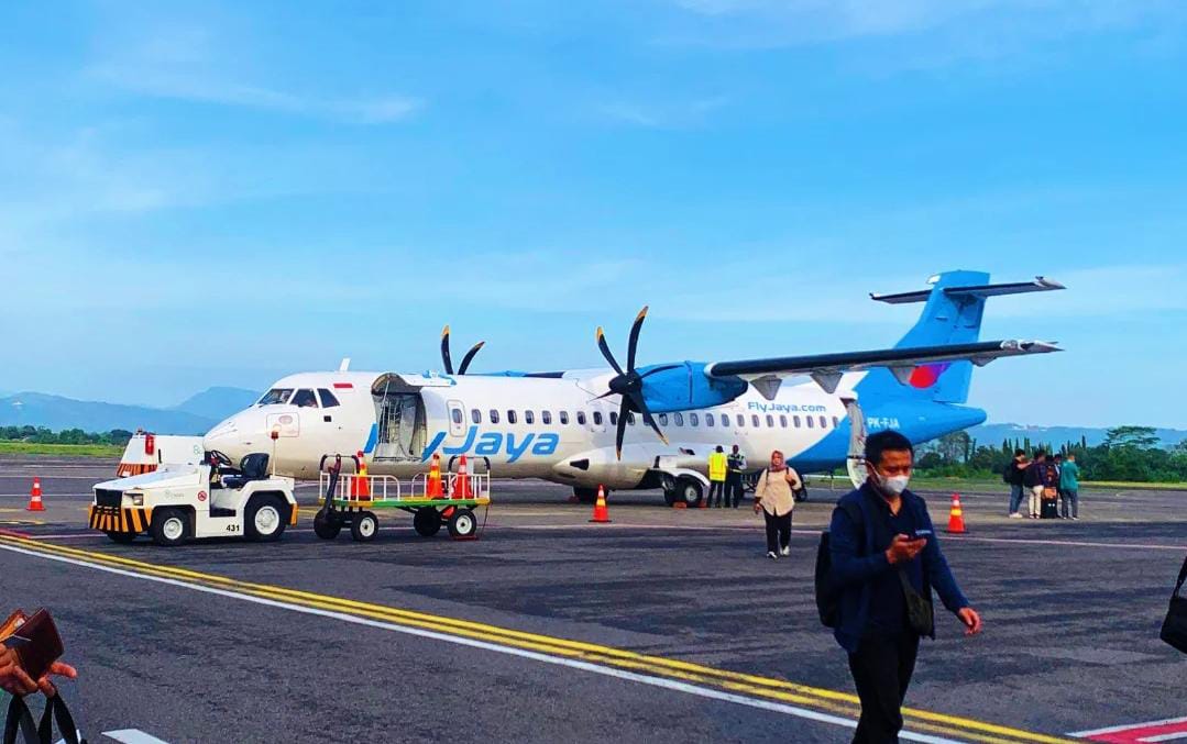 Pesawat Fly Jaya saat melayani penerbangan Jakarta - Yogyakarta. Kini, maskapai ini dikabarkan segera mengudara melalui Bandara Notohadinegoro Jember. (foto. instagram blankon aviation)
