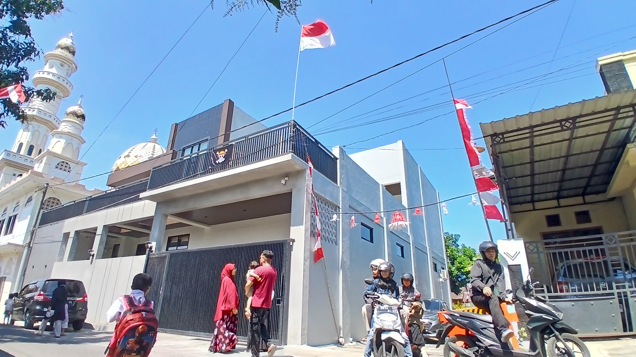PROTES: Dokter sekaligus ASN di Bondowoso melakukan protes terhadap negara dengan memasang bendera one piece di rumahnya.