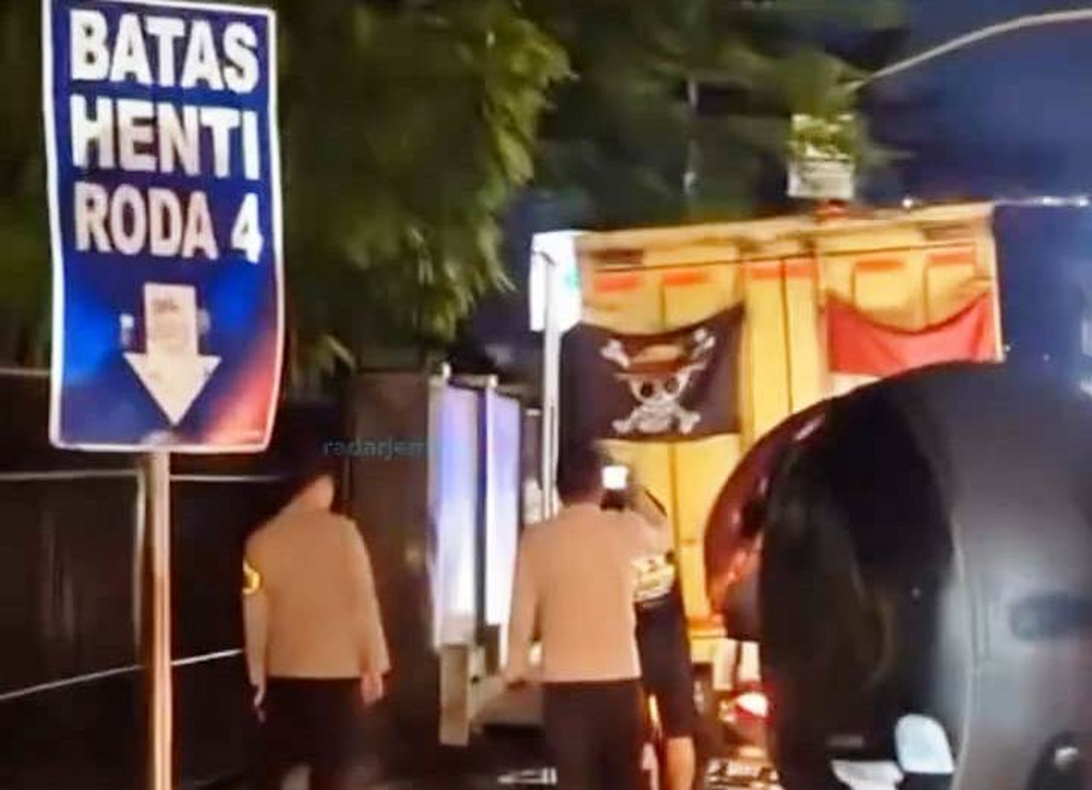 PENERTIBAN: Polisi mengamankan bendera One Piece yang sejajar dengan bendera Merah Putih, pada bak truk di lampu merah Jalan PB Sudirman.