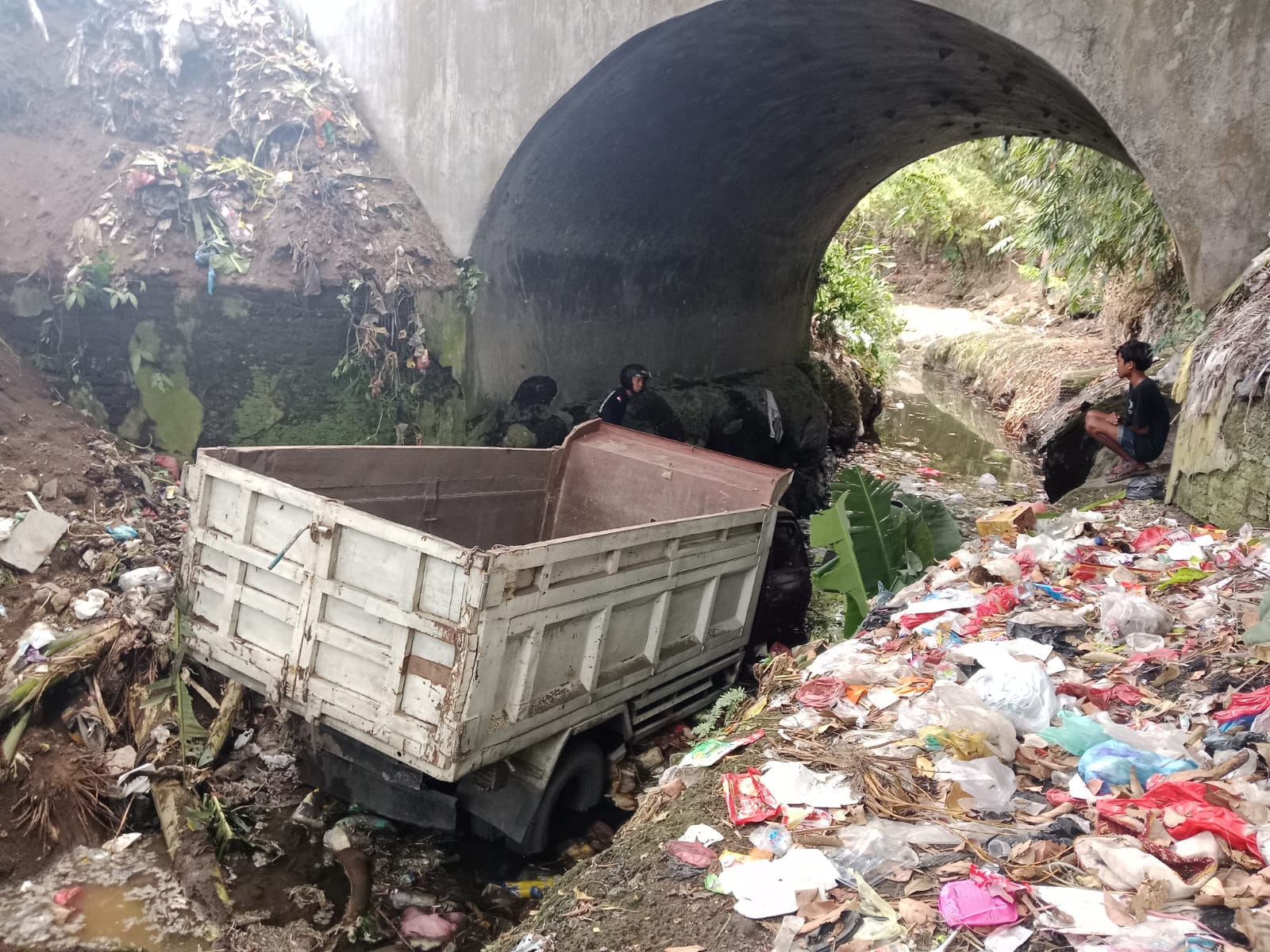 TERJUNG BEBAS:Kondisi truk yang terjun bebas kini ditangani kepolisian (Satlantas Polres Bondowoso)
