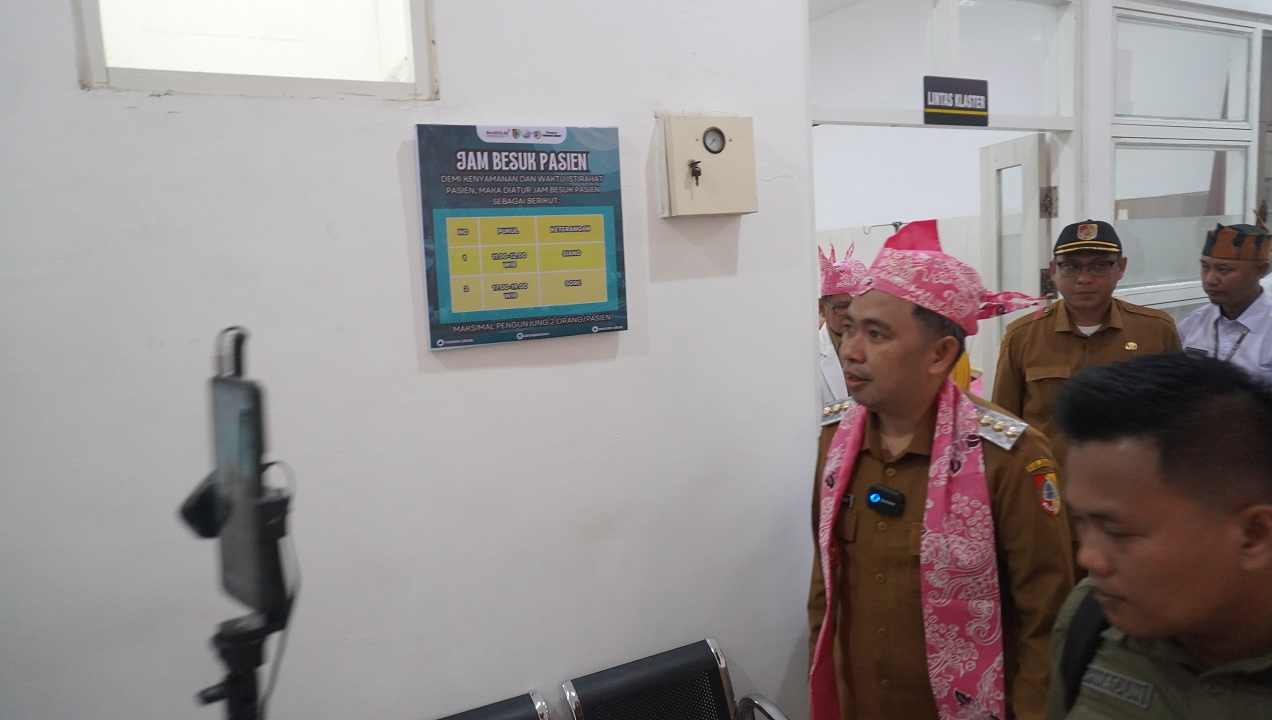 CEK PELAYANAN:&nbsp; Bupati Jember Muhammad Fawait meninjau pelayanan di Puskesmas Sabrang dalam rangkaian Bunga Desaku Jilid 3 di Kecamatan Ambulu, Minggu (28/7).