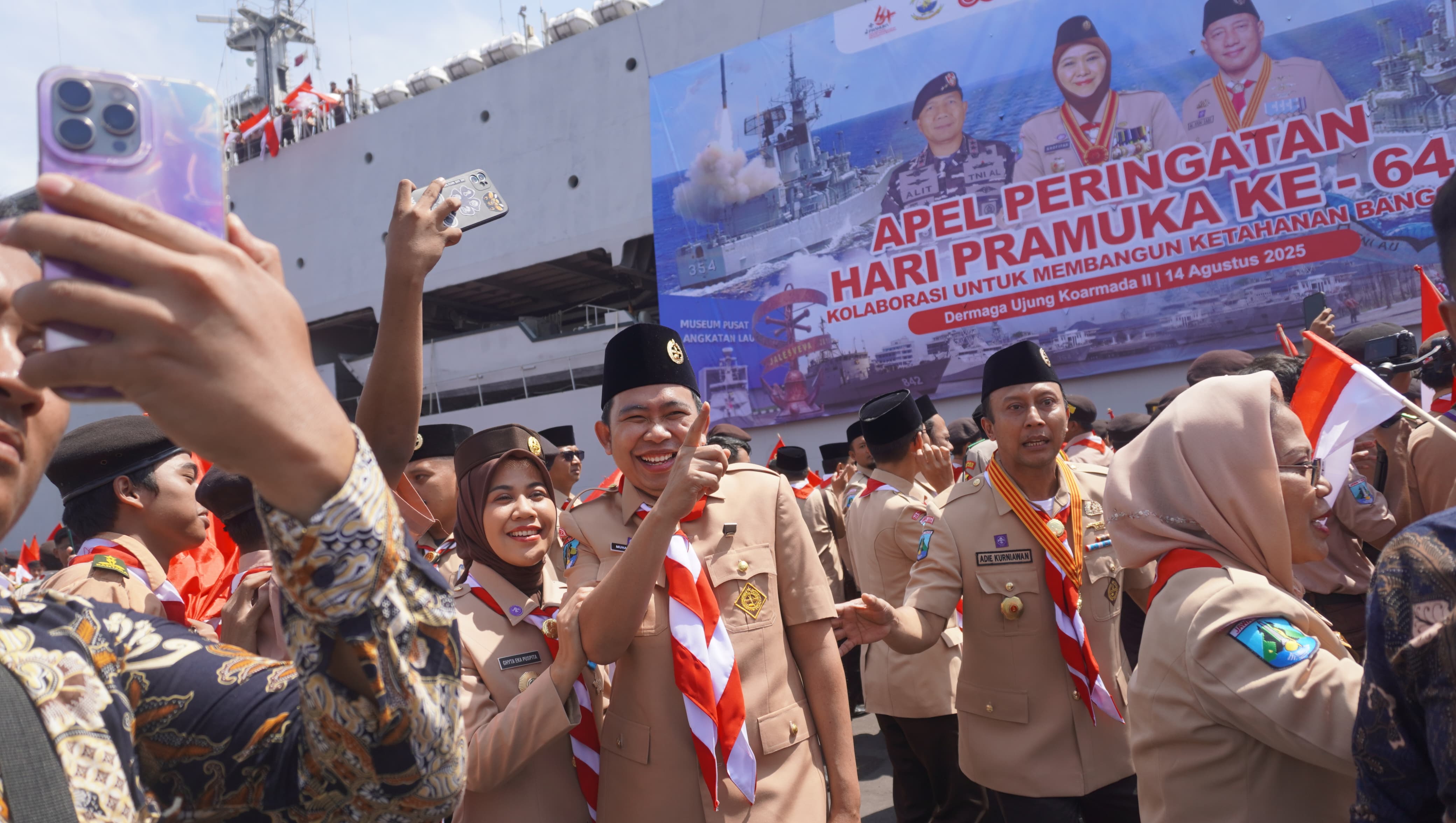 Bupati Fawait saat mengikuti Apel Peringatan Hari Pramuka ke-64, Kwarda Pramuka Jawa Timur, di Dermaga Ujung Koarmada II Surabaya, Kamis pagi (14/8/2025). ( Maulana/Radar Jember)