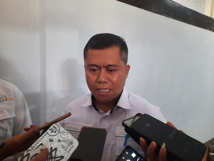 BERI PENJELASAN: Ahmad, Inspektur Bondowoso saat menyampaikan keterangan kepada awak media terkait sanksi disiplin berat terhadap salah satu PNS yang tidak masuk kerja selama 27 hari.