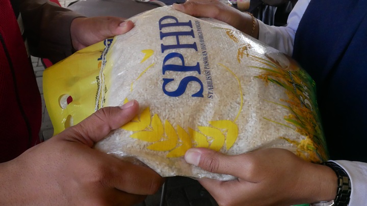 DISTRIBUSI: Warga membeli beras SPHP dalam program Gerakan Pangan Murah yang digelar oleh Polres Jember di Kaliwates, Selasa (12/8).