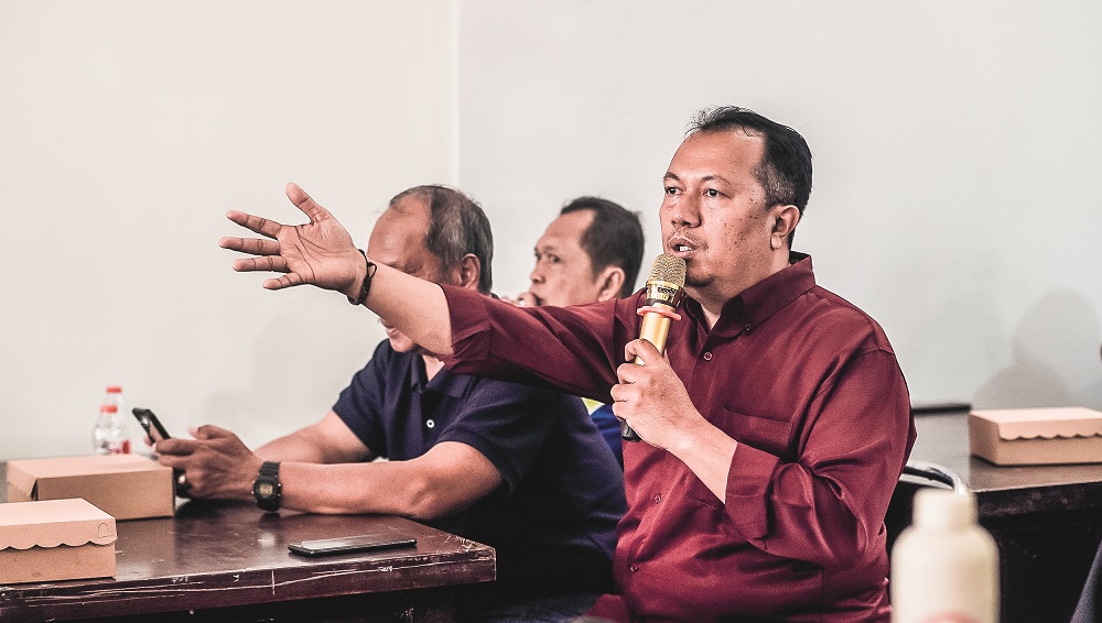 SOSIALISASI: Ketua Federasi Olahraga Karate-Do Indonesia (FORKI) Jember Panca Hidayat&nbsp;nelemparkan pertanyaan kepada Panitia Musorkab di Kantor KONI Jember.