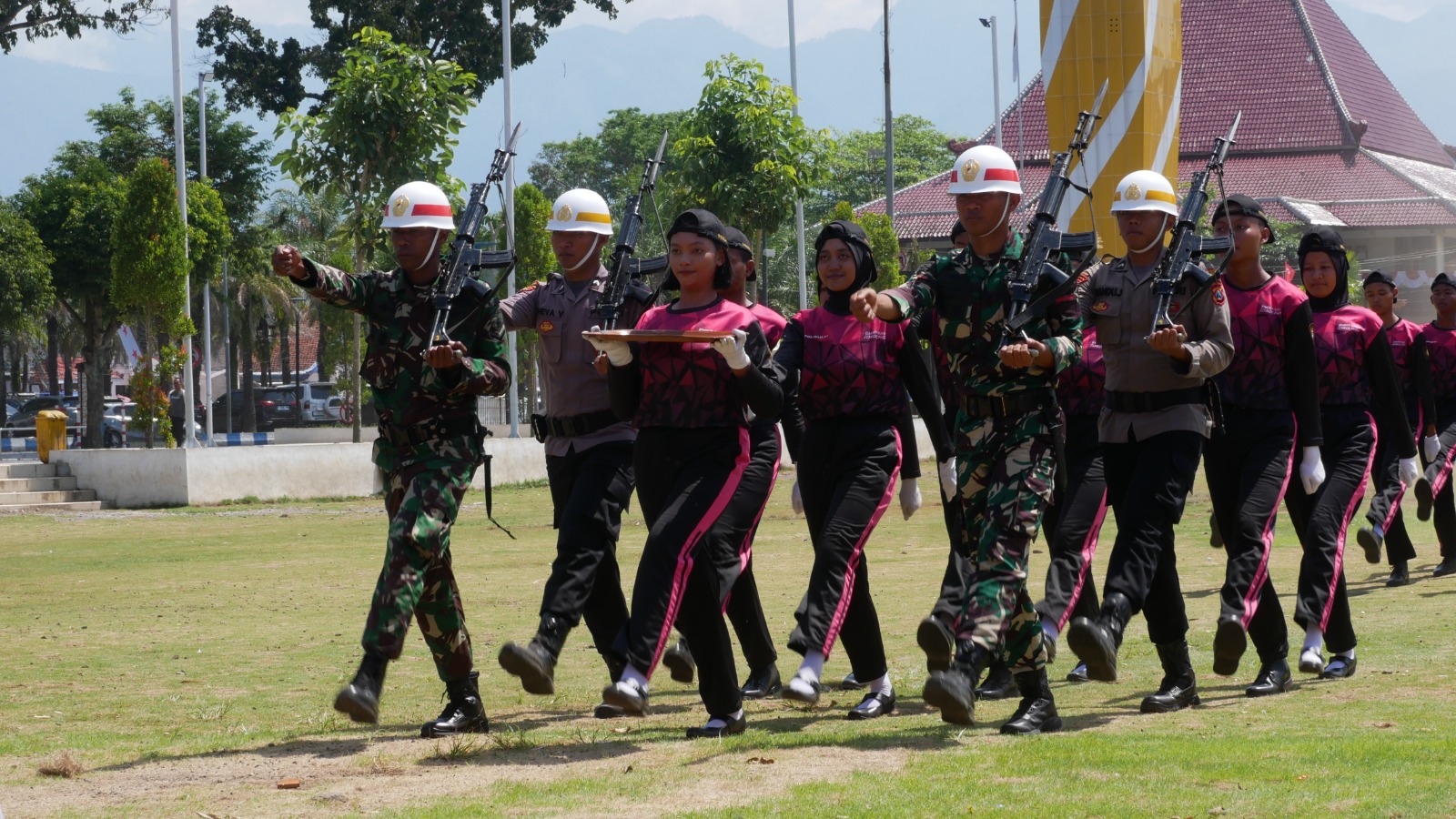 GLADI BERSIH: Paskibraka Jember menjalani gladi bersih upacara HUT Ke-80 RI di Alun-Alun Jember, kemarin.