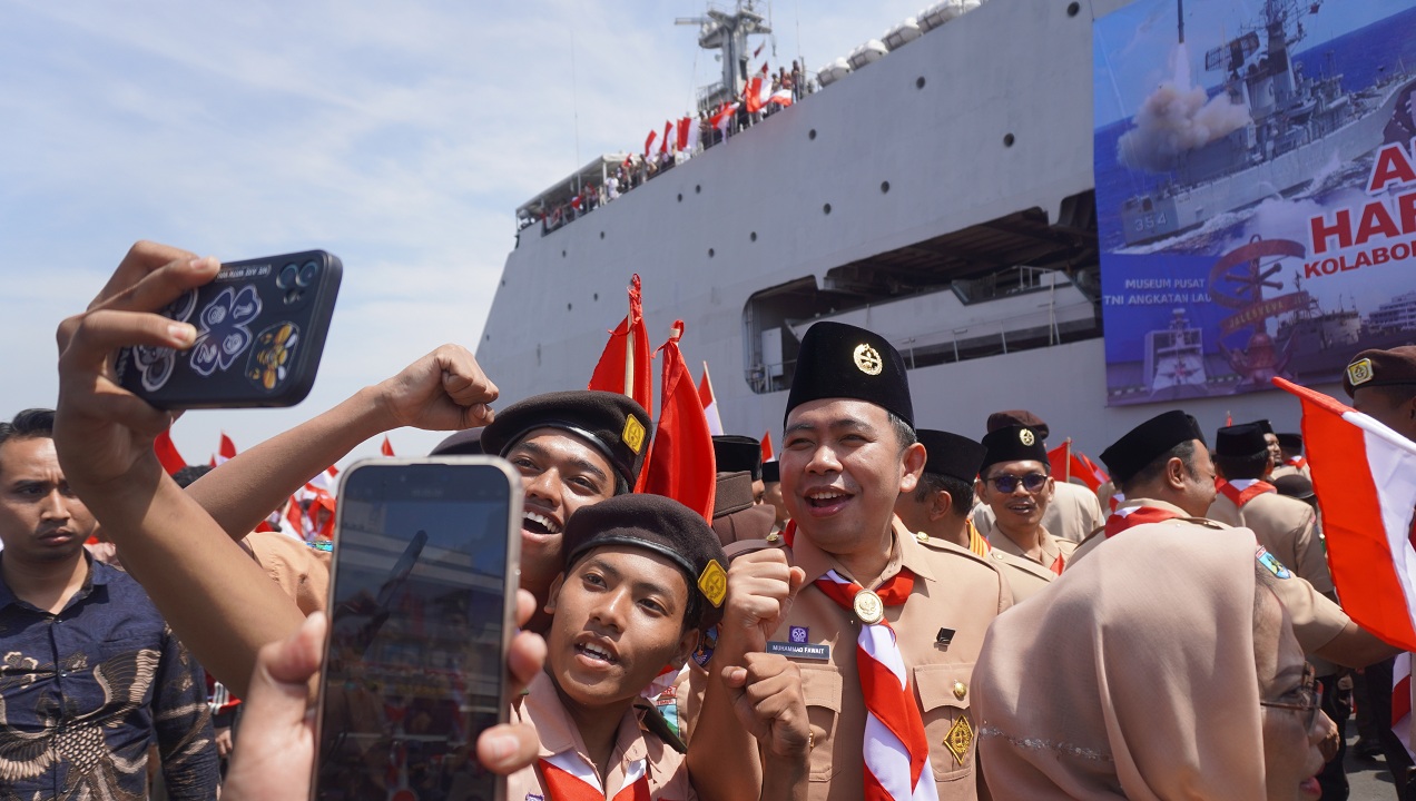 JADI PRIMADONA: Bupati Fawait saat diajak berswafoto dengan sejumlah pelajar SMA/SMK Taruna dan Pramuka saat Apel Peringatan Hari Pramuka ke-64, di Dermaga Ujung Koarmada II Surabaya, Kamis (14/8).