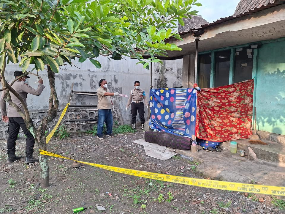 EVAKUASI: Petugas Kepolisian saat mengecek langsung penemuan jenazah dirumah kosong, kemarin. (ISITMEWA)