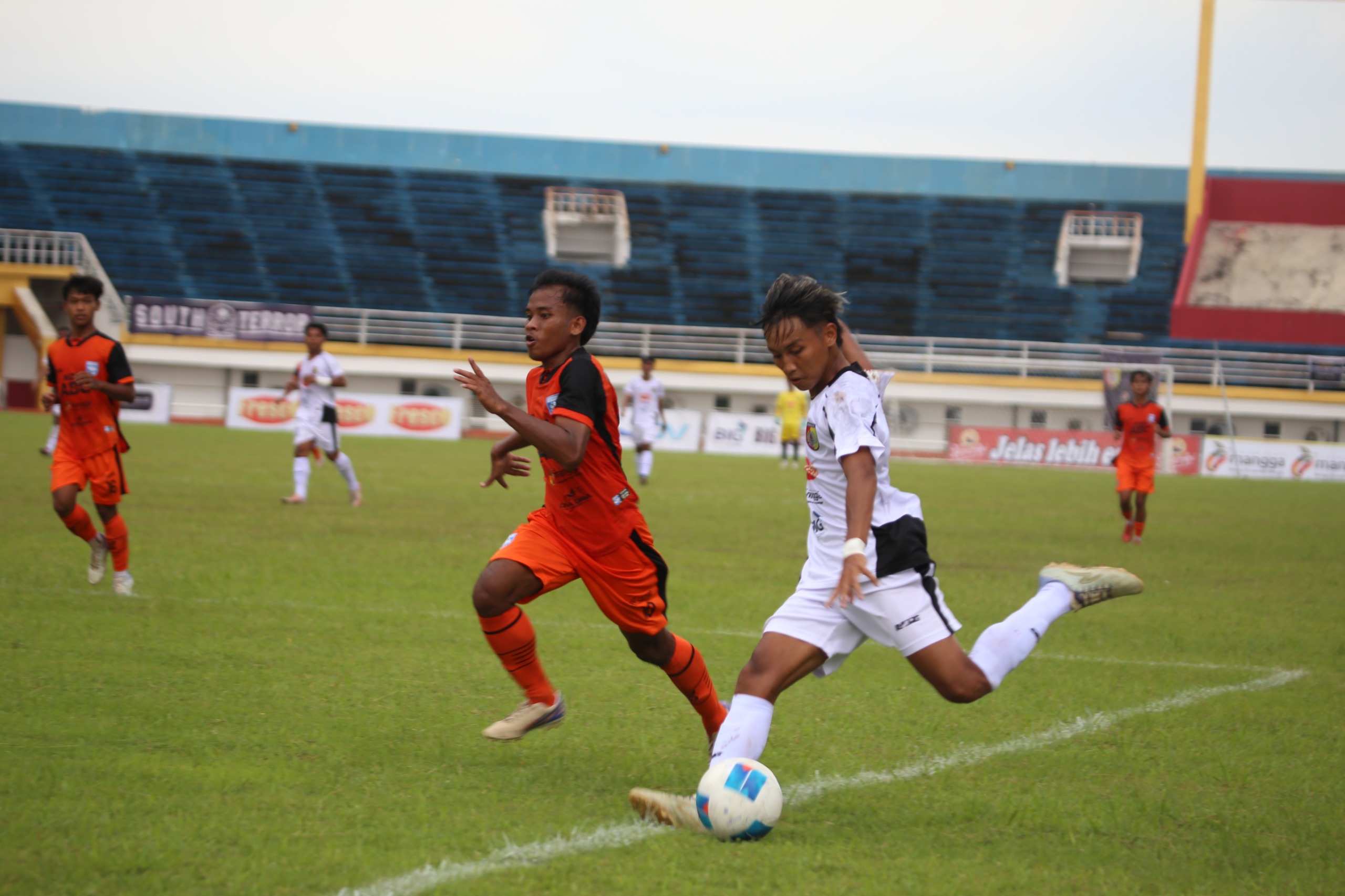 KOMPETITIF: Punggawa Persid (putih) saat bertanding di Liga 4 musim 2024-2025 lalu. Kali ini Persid akan kembali menjaring pemain (Yulio/Radar Jember)