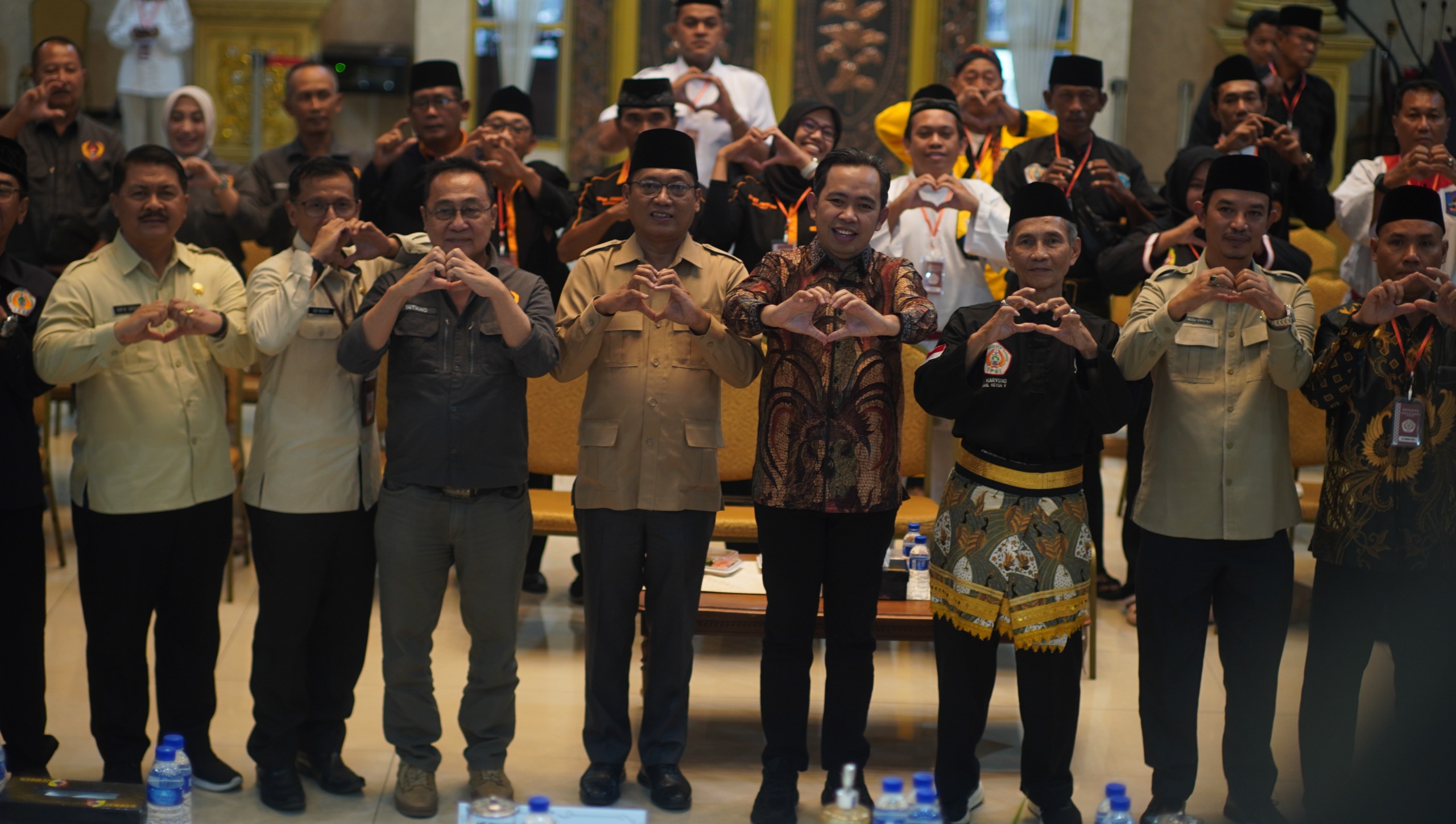 FOTO BERSAMA: Ahmad Halim foto bersama Bupati Jajaran KONI dan Dispora pada Muskab IPSI (YULIO Radar Jember)