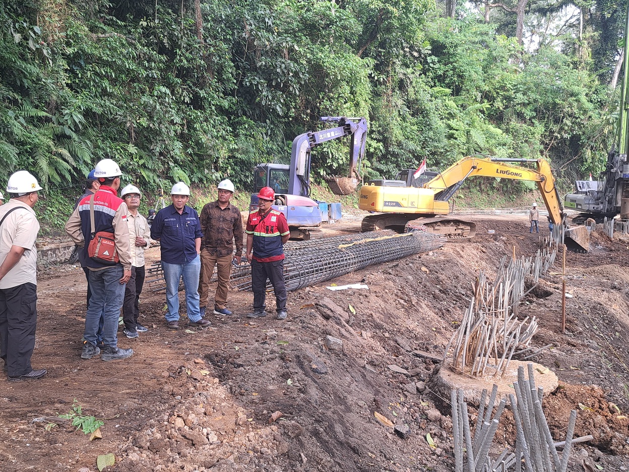 CEK LANGSUNG: Komisi C DPRD Jember melakukan sidak pengerjaan Jalur Gumitir, Jumat (15/8) sore. Dewan mendesak agar pengerjaan rampung lebih cepat.