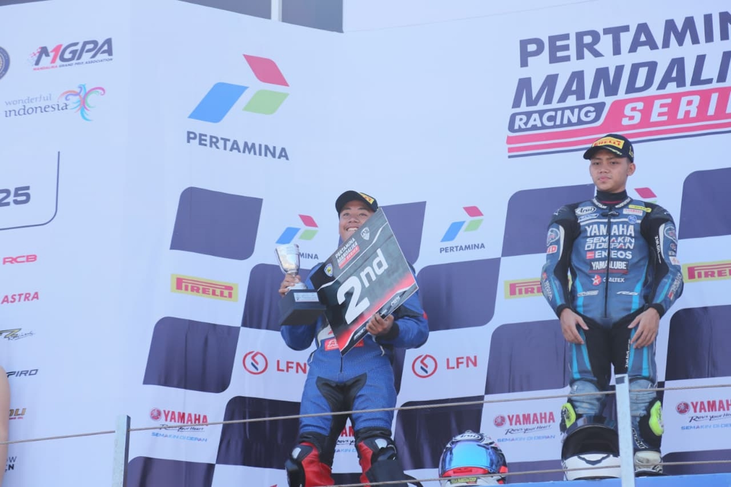 PEMBALAP JEMBER: Ahmad Mushaddiq Hadafi (kiri) naik podium di posisi ke dua pada race ke dua dalam seri Mandalika Racing Series.