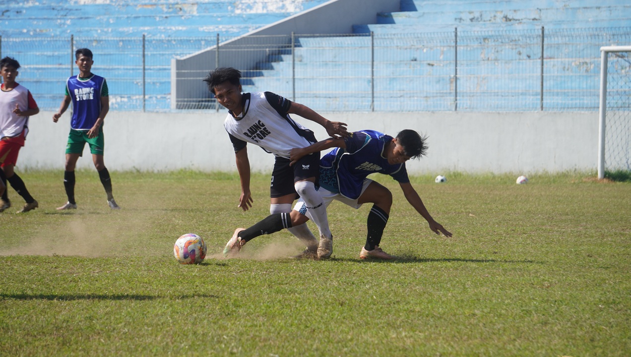 GIGIH: Para Pesepakbola muda Jember bersaing ketat dalam seleksi Persid Jember di Stadion Notohadinegoro, Minggu (17/8).