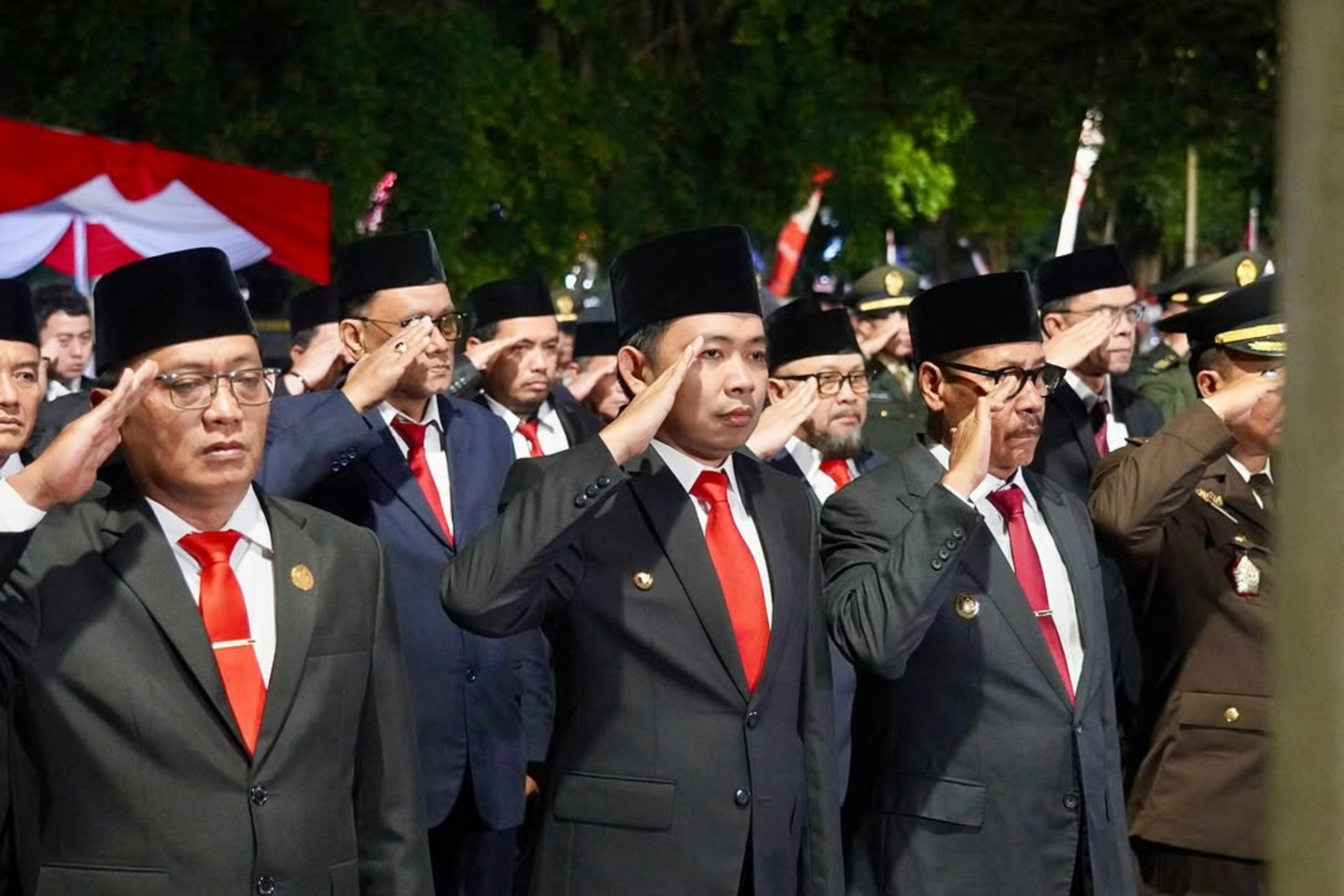 KHIDMAT: Bupati Fawait dan Wabup Djoko, mengikuti apel ziarah dan renungan suci, di taman makam pahlawan Patrang, Jember, Sabtu dini hari (16/7) sebelum melangsungkan upacara HUT Ke-80 RI.