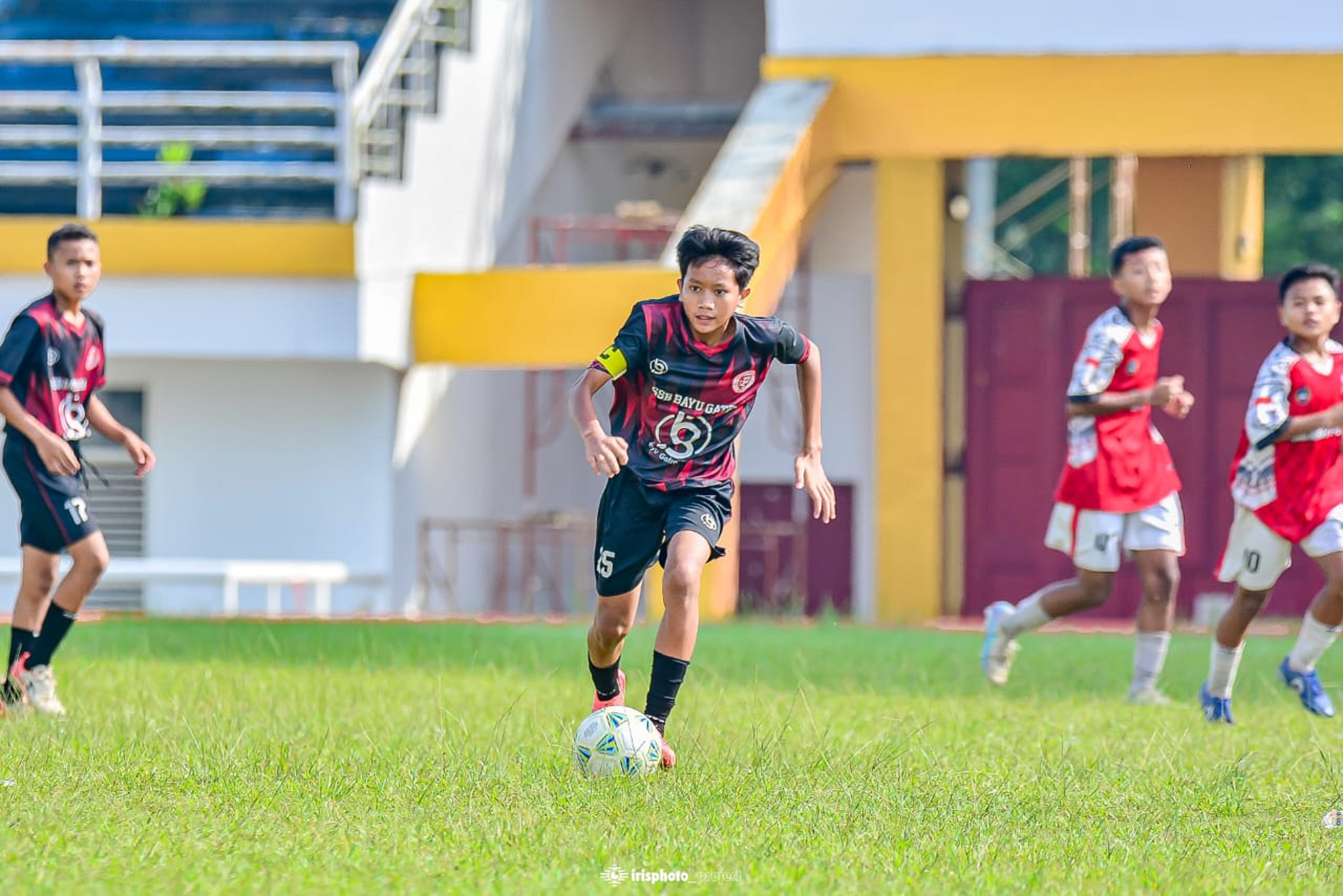 AKSI MEMUKAU: Pesepakbola muda binaan SSB Bayu Gatra Ledokombo menunjukkan kelihaiannya dalam bermain bola.