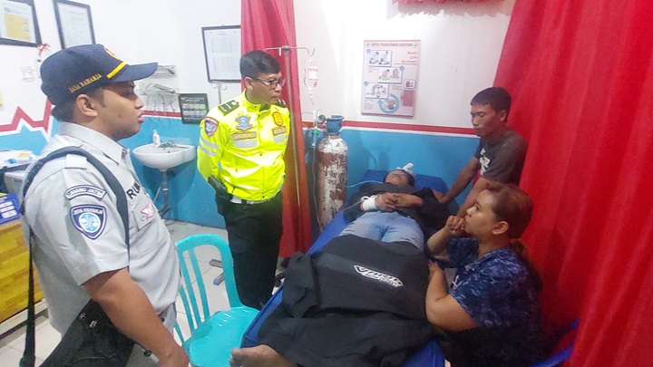 MASIH SESAK: Iqbal Aldiansyah, salah satu penumpang yang masih mengaku sesak saat menjalani perawatan di IGD Puskesmas Mlokorejo, Kecamatan Puger Sabtu (16/8).