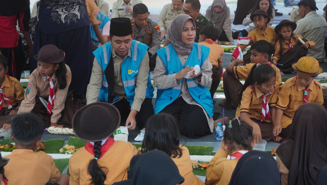 ALA SANTRI: Bupati Fawait saat menyantap hidangan bareng anak-anak di SDN Andongrejo 03, Dusun Bandealit, Desa Andongrejo, Tempurejo, (16/8).