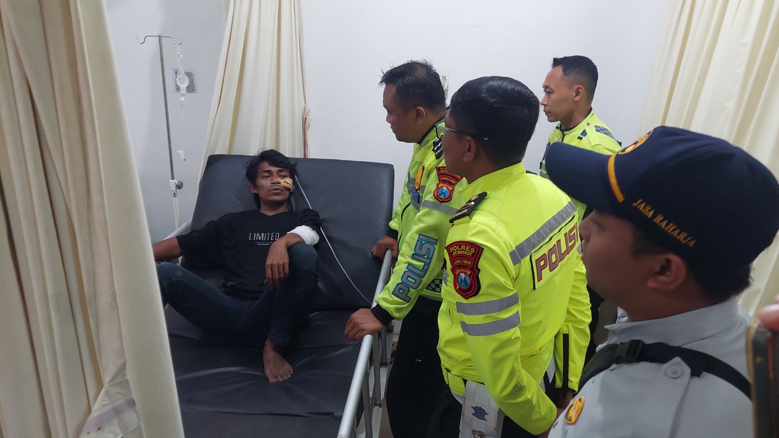 SELAMAT: Salah satu penumpang Tossa Triseda selamat dan harus menjalani perawatan medis di IGD Puskesmas Puger karena mengalami luka ditangan Sabtu (16/8).