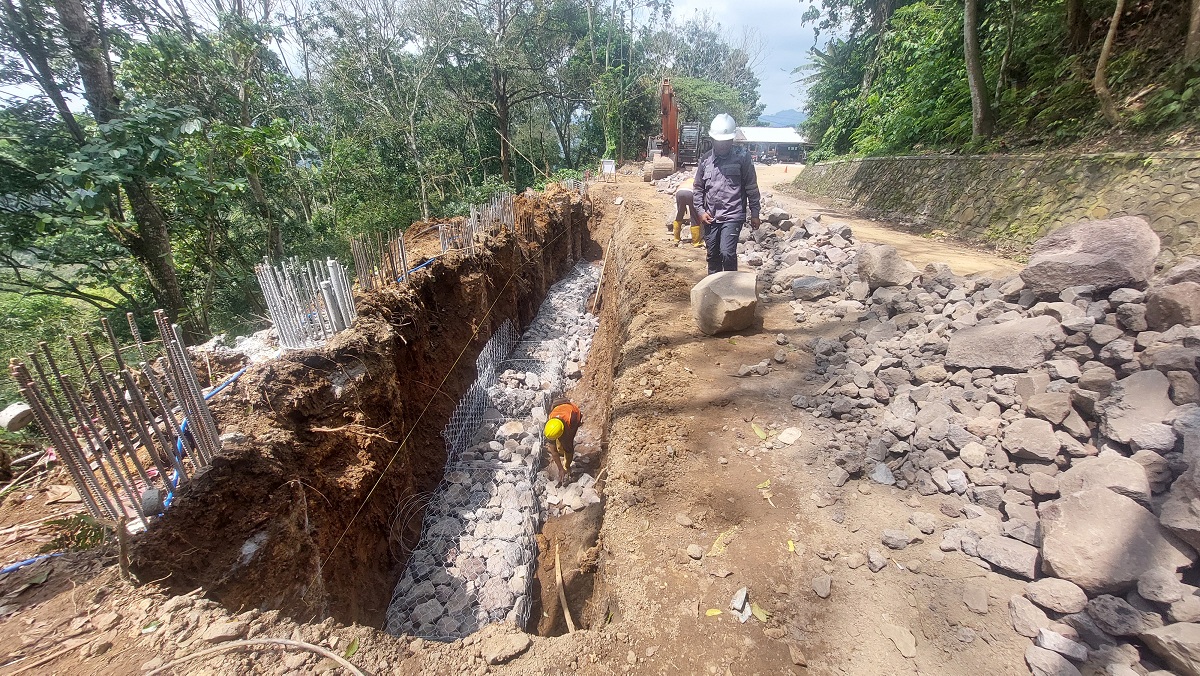 TERUS DIKERJAKAN: Pekerja memasang bronjong di KM 37.600, Dusun Gumitir, Desa Sidomulyo, Kecamatan Silo, Selasa (19/8).